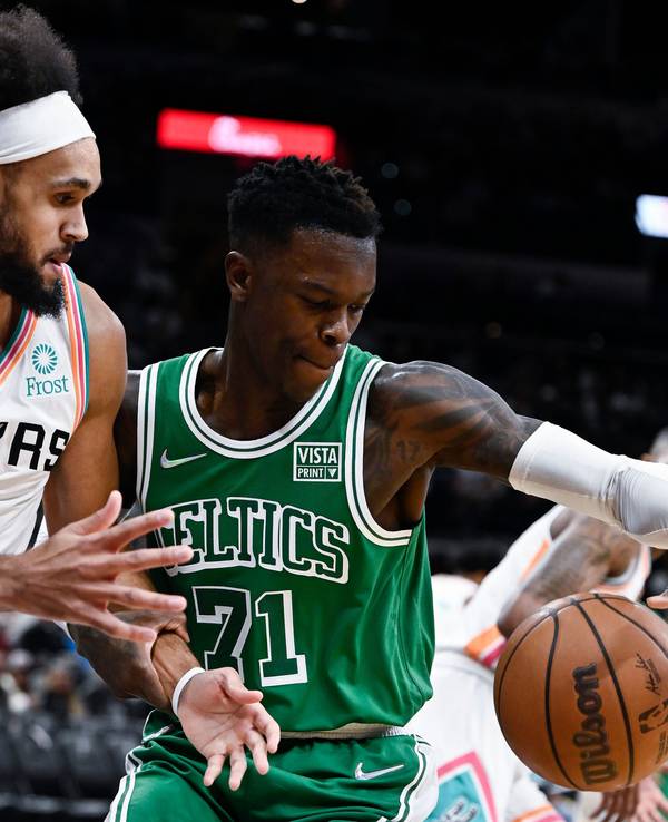 NBA-Star Dennis Schröder im Zweikampf mit dem Shooting Guard der San Antonio Spurs, Derrick White.