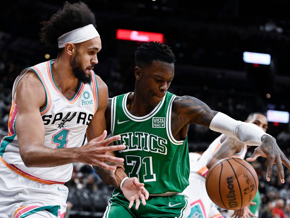 NBA-Star Dennis Schröder im Zweikampf mit dem Shooting Guard der San Antonio Spurs, Derrick White.