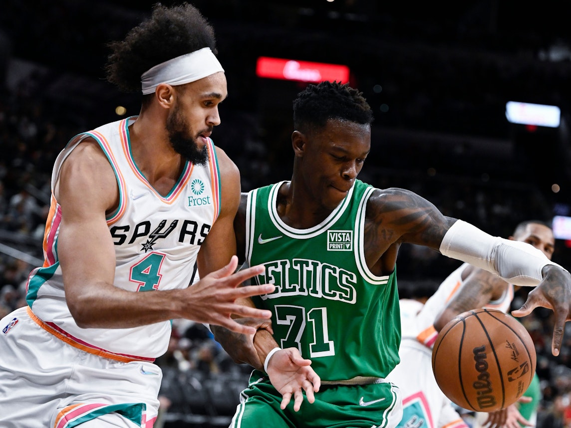 NBA-Star Dennis Schröder im Zweikampf mit dem Shooting Guard der San Antonio Spurs, Derrick White.