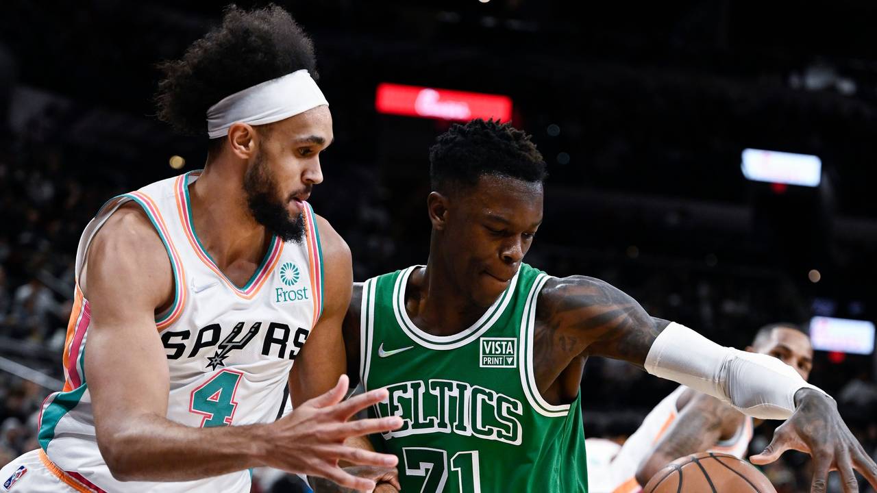 NBA-Star Dennis Schröder im Zweikampf mit dem Shooting Guard der San Antonio Spurs, Derrick White.