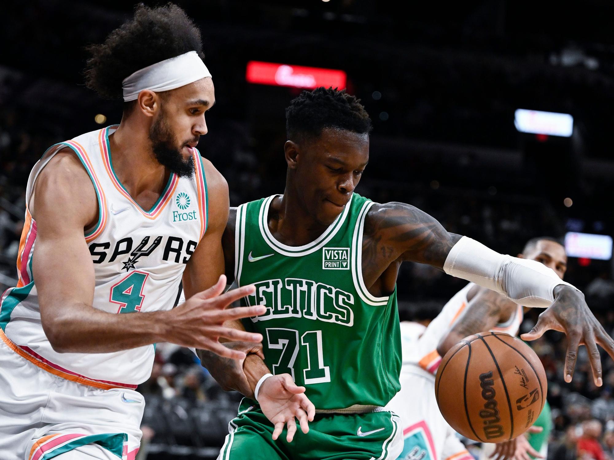 NBA-Star Dennis Schröder im Zweikampf mit dem Shooting Guard der San Antonio Spurs, Derrick White.