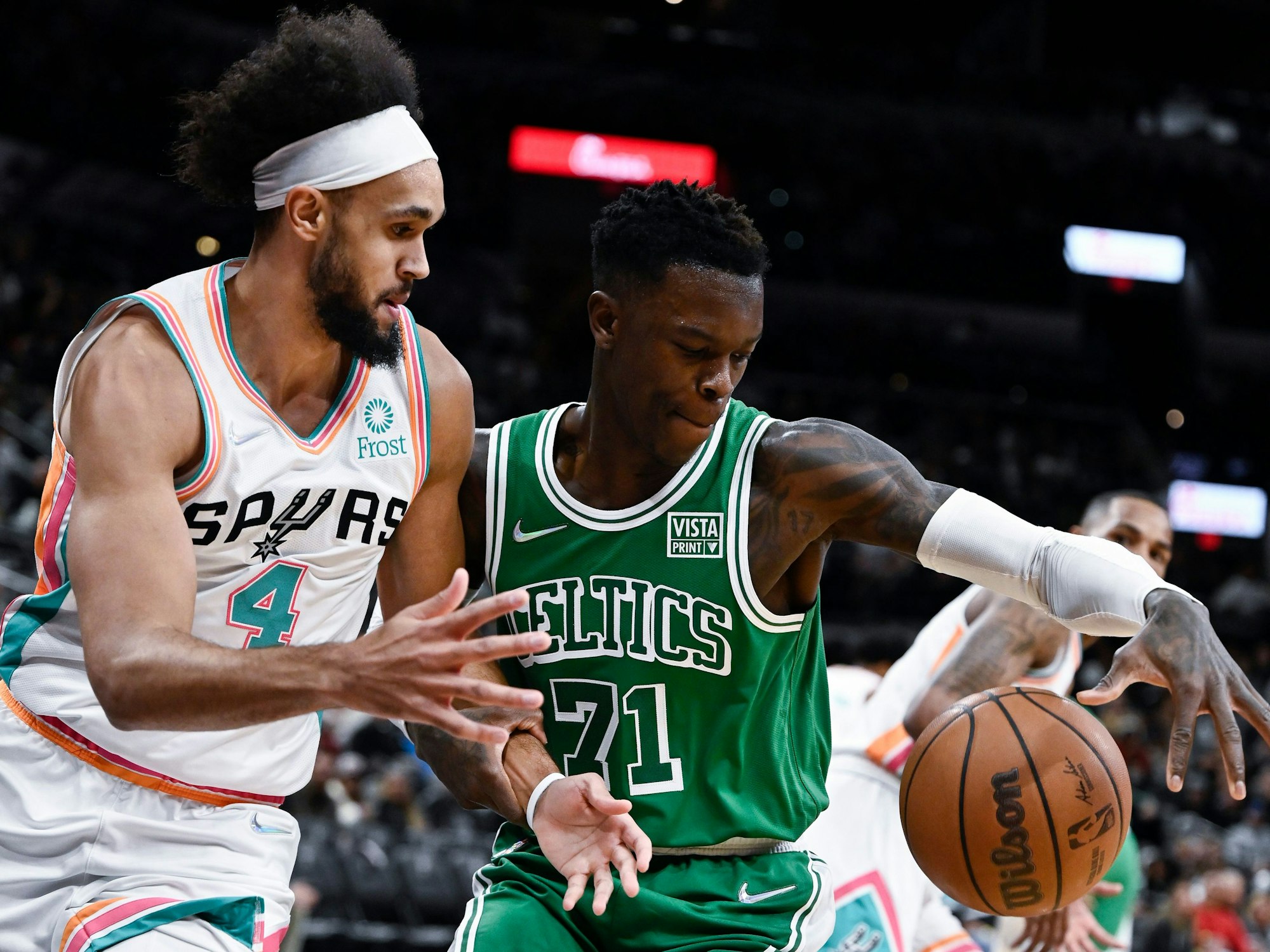 NBA-Star Dennis Schröder im Zweikampf mit dem Shooting Guard der San Antonio Spurs, Derrick White.