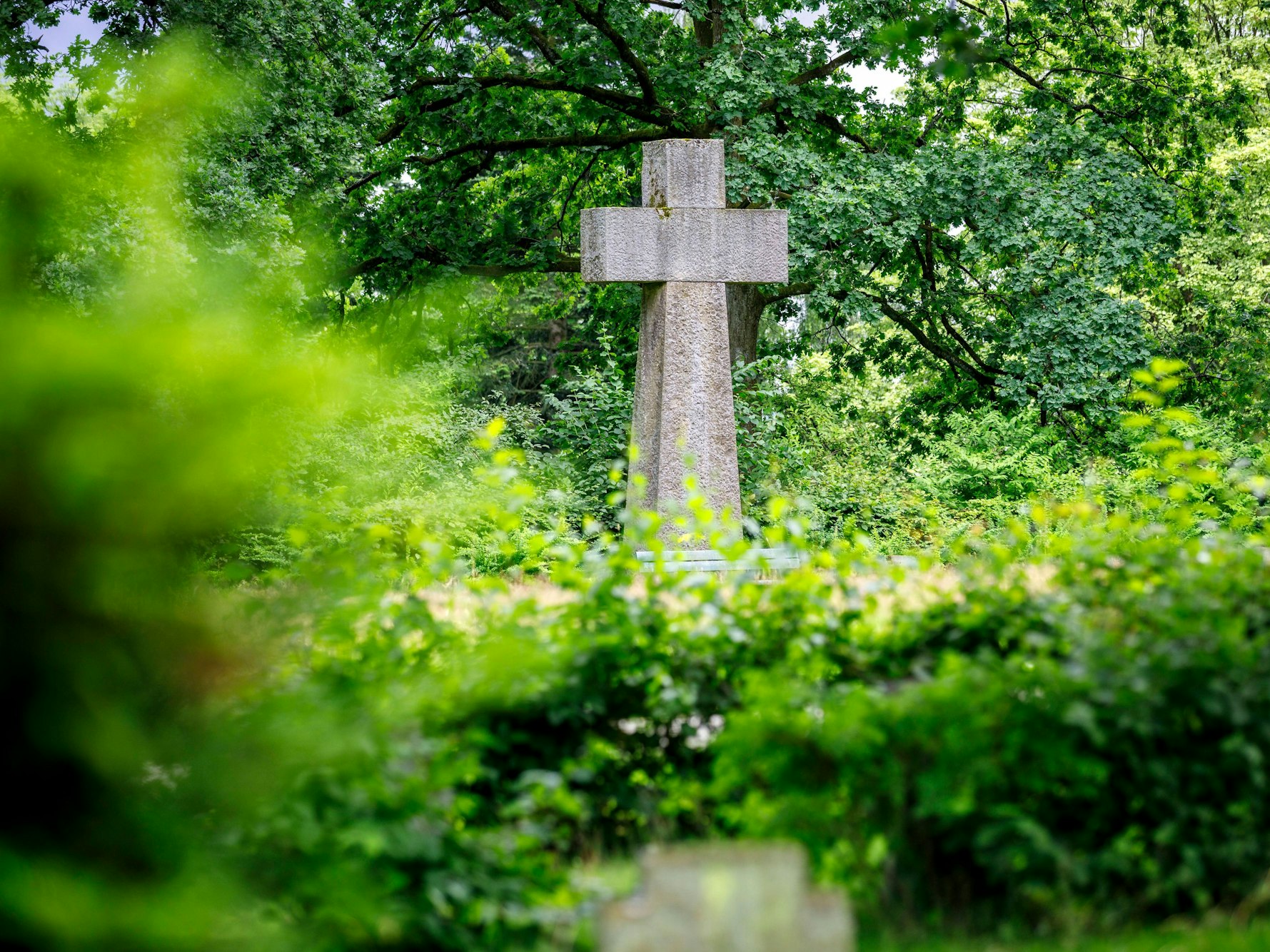 Lüdenscheid: Ein großer Kreuz aus Stein als Denkmal für die Gefallene im Krieg.