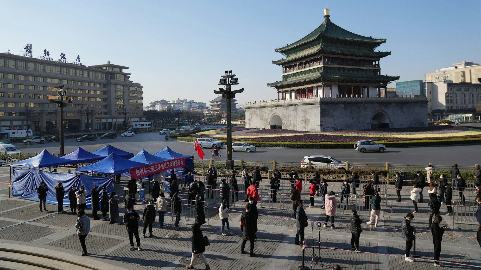 Auf diesem von der chinesischen Nachrichtenagentur Xinhua veröffentlichten Foto vom 21. Dezember 2021 stehen Anwohner Schlange für einen Test in einem Corona-Testzentrum in der nordwestchinesischen Provinz Shaanxi.