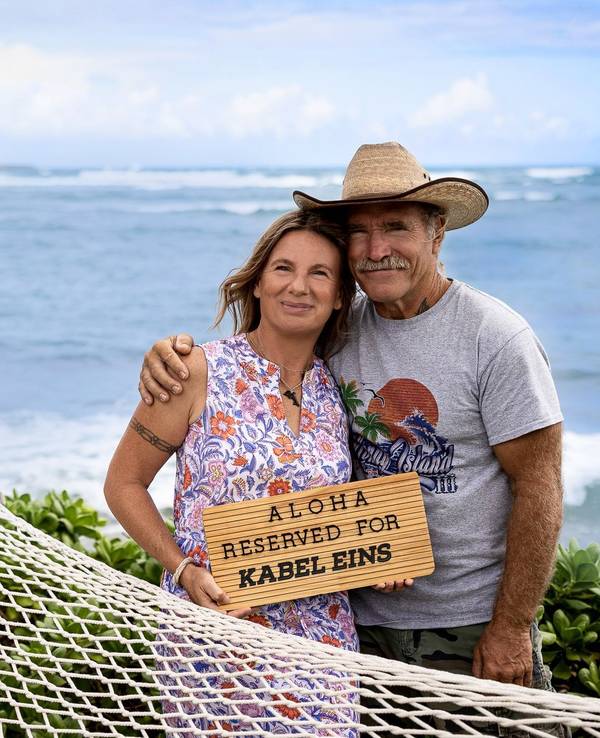 Die TV-Kultstars Manu und Konny Reimann wechseln zu Kabel Eins. Das Foto zeigt das Paar in ihrer Heimat Hawaii. Es wurde am 26. Oktober 2021 aufgenommen.