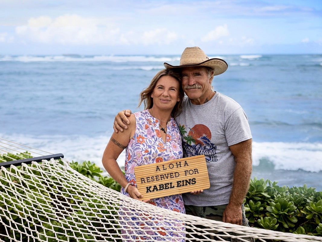 Die Kult-Auswanderer Manu und Konny Reimann wechseln posieren vor dem Meer für ein Foto.