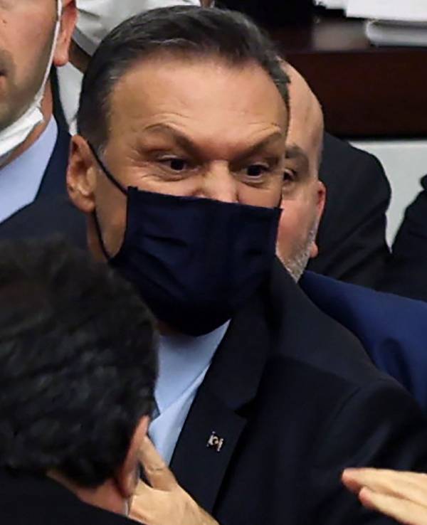 Alpay Özalan versucht Opositionelle zu schlagen.