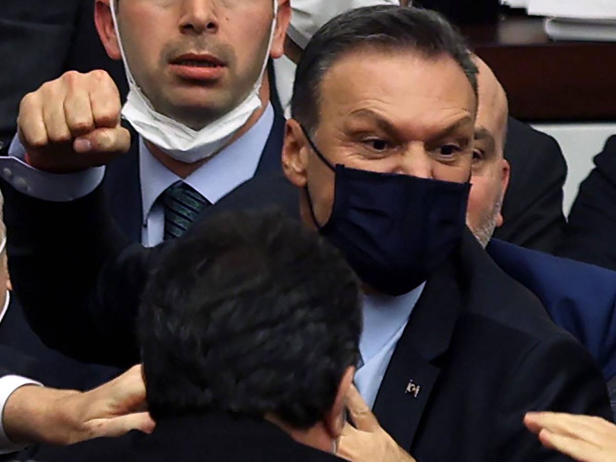 Alpay Özalan versucht Opositionelle zu schlagen.