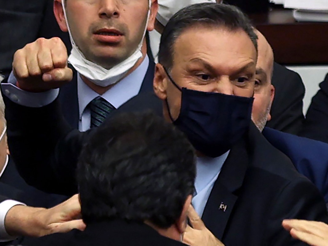 Alpay Özalan versucht Opositionelle zu schlagen.