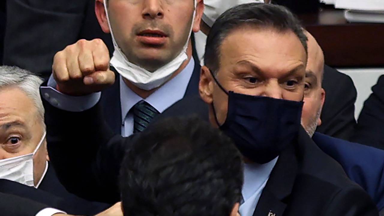 Alpay Özalan versucht Opositionelle zu schlagen.