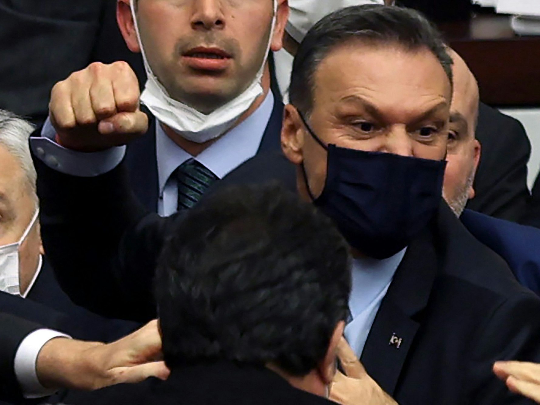 Alpay Özalan versucht Opositionelle zu schlagen.