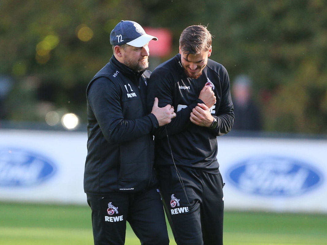 Steffen Baumgart scherzt mit Max Weuthen.