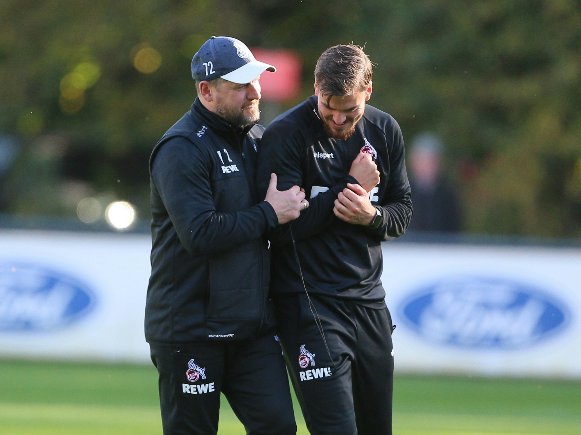 Steffen Baumgart scherzt mit Max Weuthen.