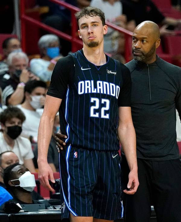 Franz Wagner steht neben Trainer Jamahl Mosley.