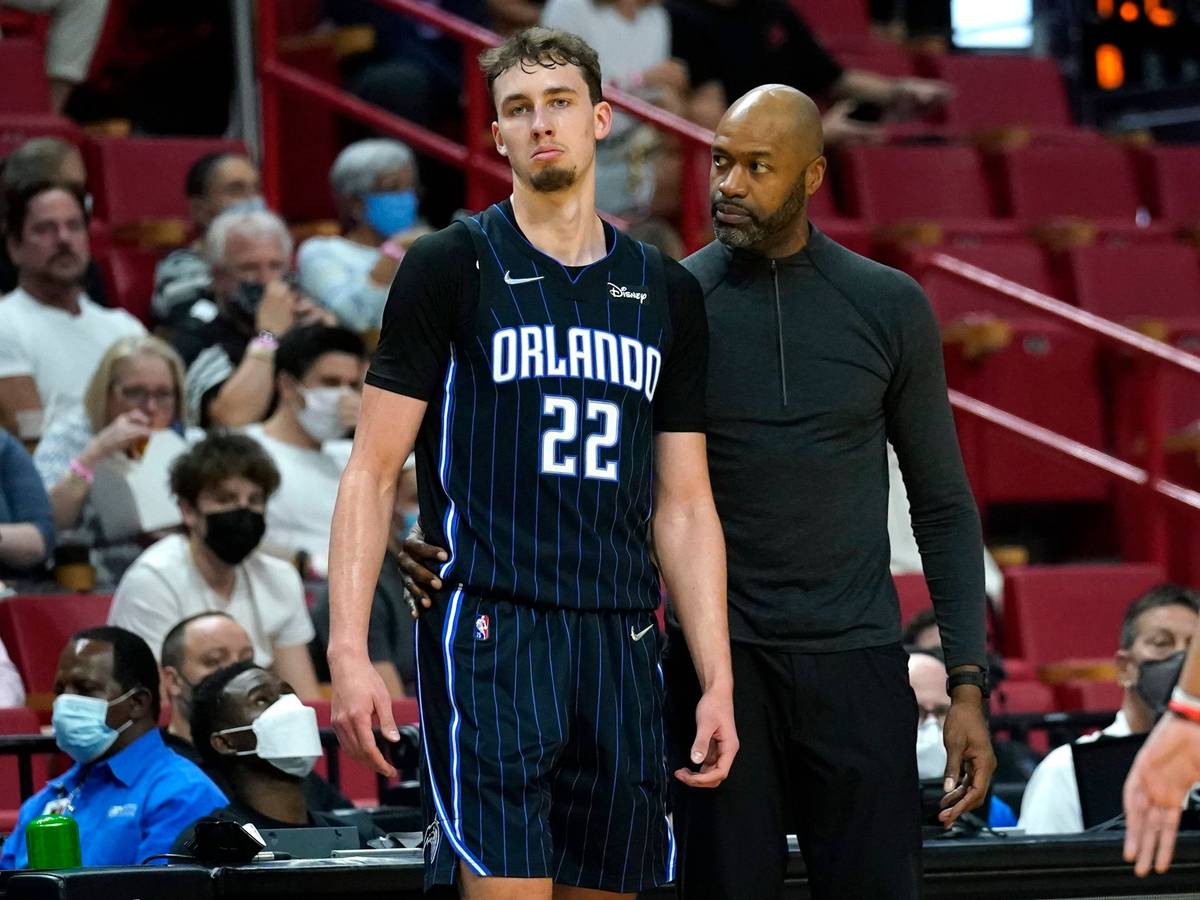 Franz Wagner steht neben Trainer Jamahl Mosley.