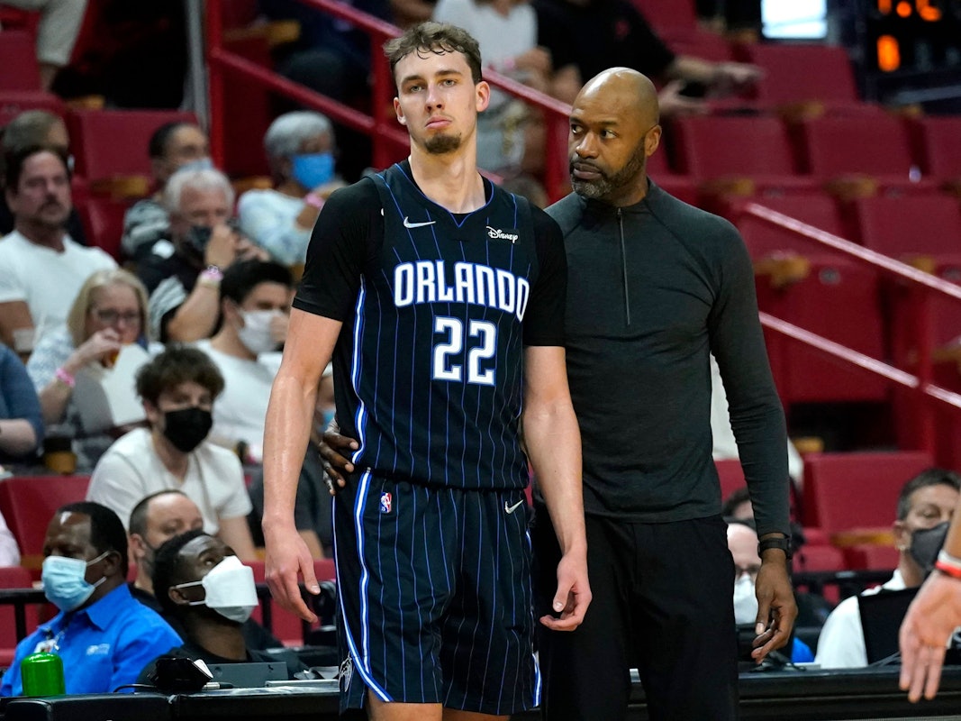 Franz Wagner steht neben Trainer Jamahl Mosley.