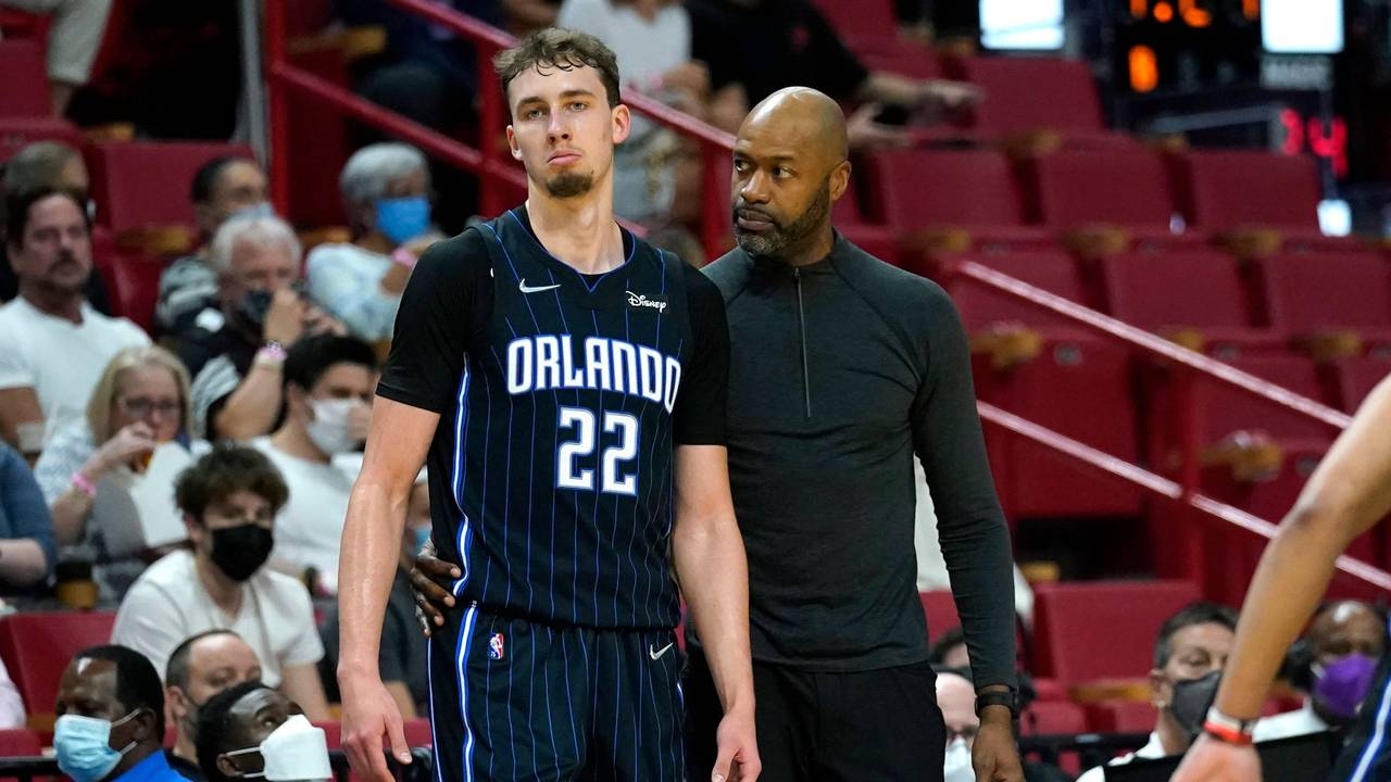 Franz Wagner steht neben Trainer Jamahl Mosley.