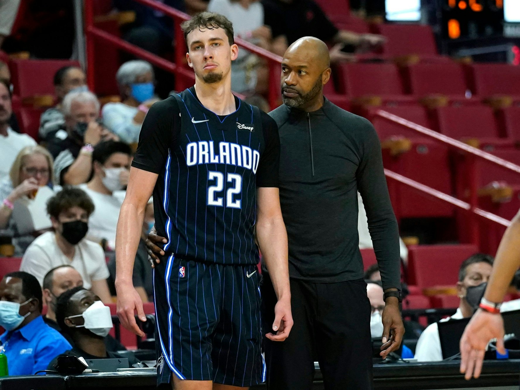 Franz Wagner steht neben Trainer Jamahl Mosley.