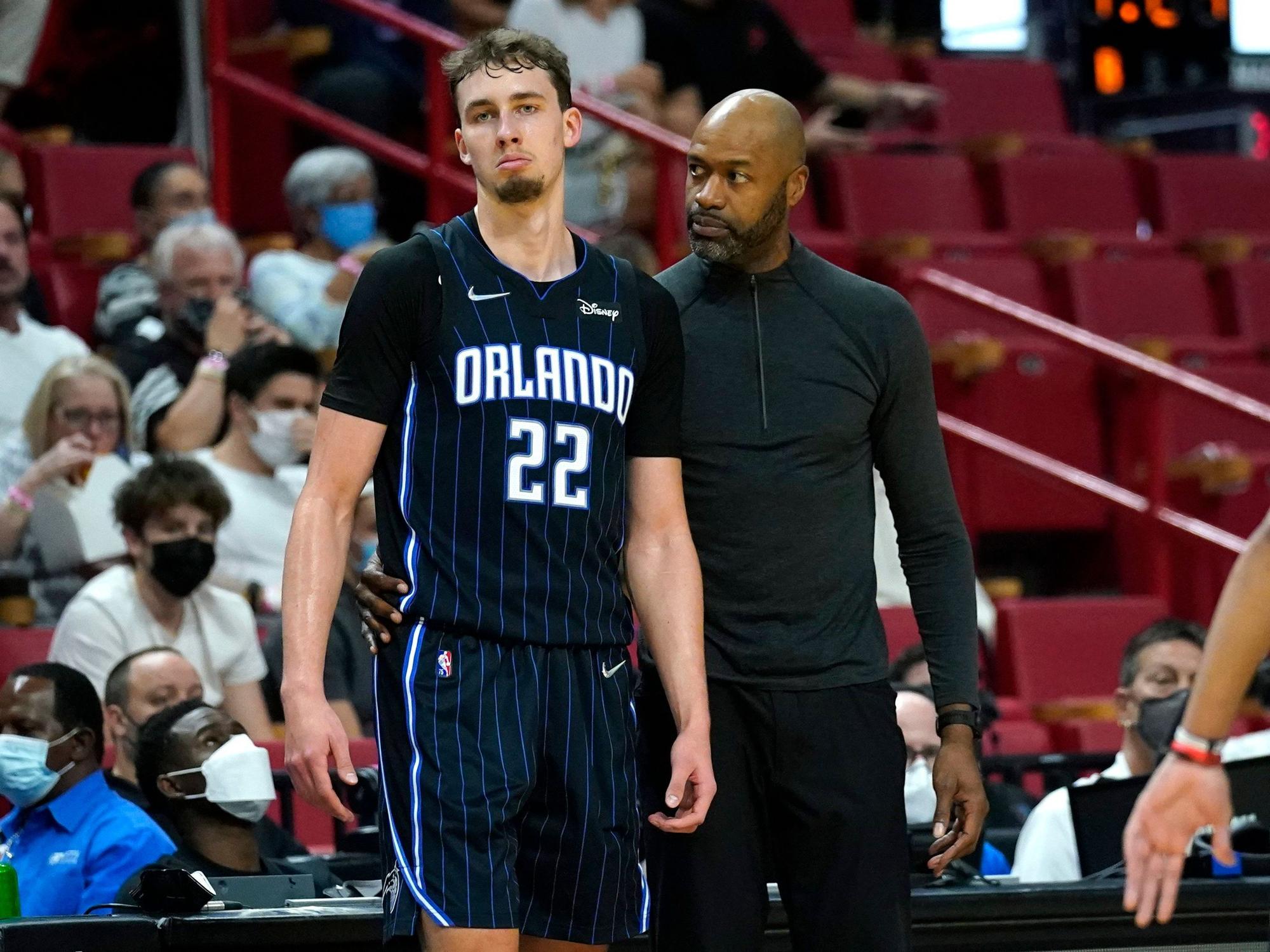 Franz Wagner steht neben Trainer Jamahl Mosley.