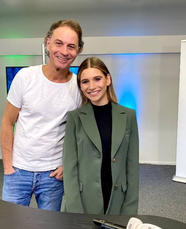 Peter Brings im Sport1-Studio am 27. Dezember 2021 mit Moderatorin Jana Wosnitza (rechts).