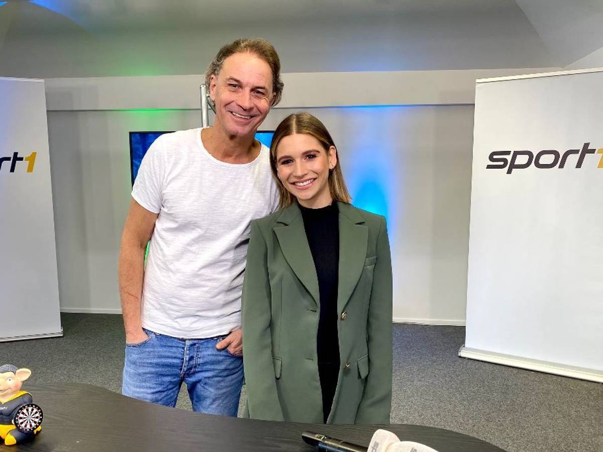Peter Brings im Sport1-Studio am 27. Dezember 2021 mit Moderatorin Jana Wosnitza (rechts).