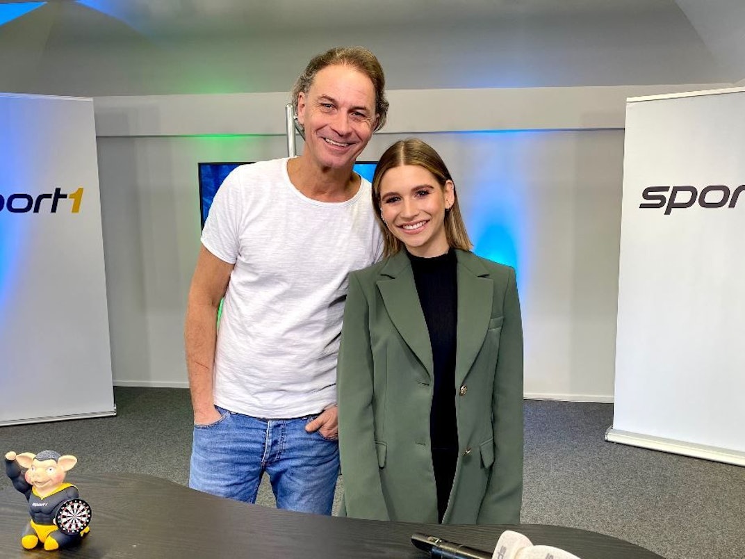 Peter Brings im Sport1-Studio am 27. Dezember 2021 mit Moderatorin Jana Wosnitza (rechts).