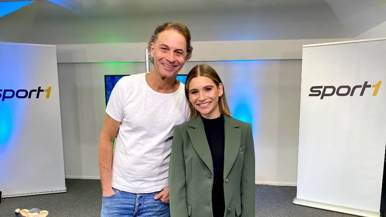 Peter Brings im Sport1-Studio am 27. Dezember 2021 mit Moderatorin Jana Wosnitza (rechts).
