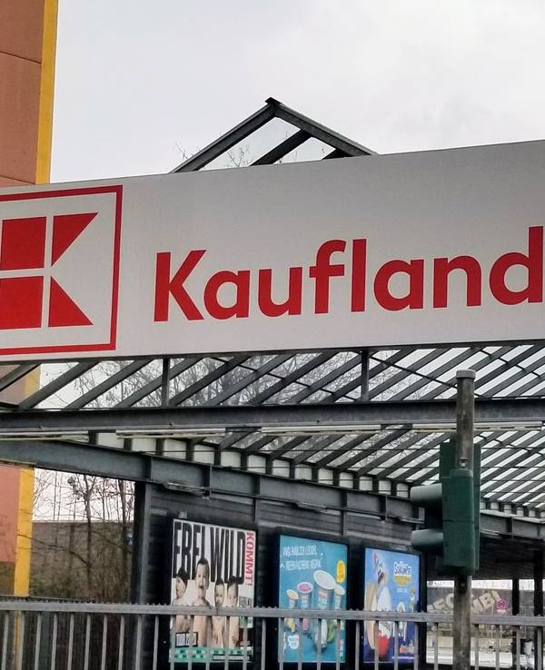 Der Eingang zu einer Kaufland-Filiale in Köln-Niehl am 26. Dezember 2021). Ein Kunde kaufte online ein Rudergerät und hat jetzt mächtig Ärger.