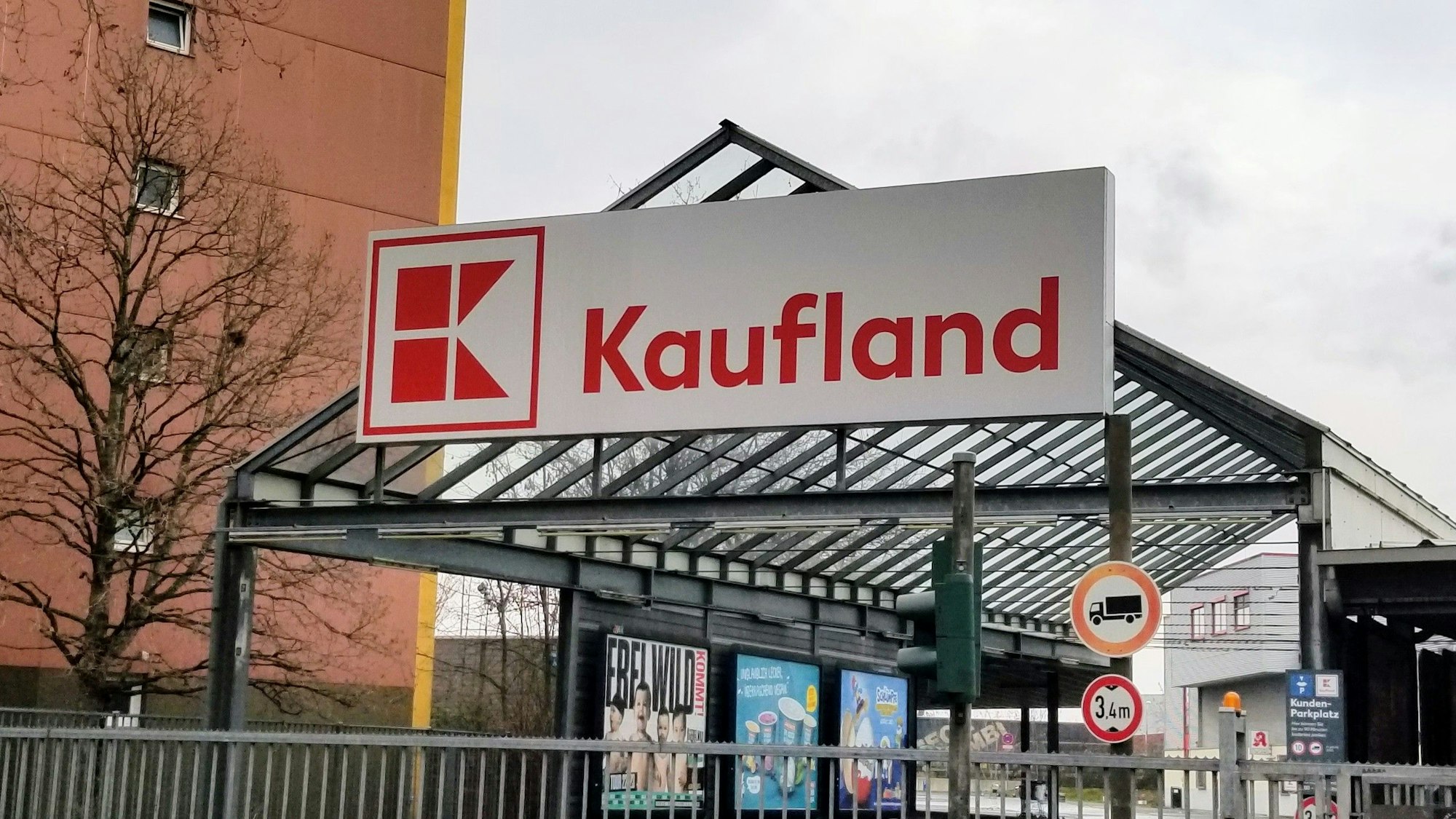 Die vom Rückruf betroffenen Steinpilze wurden bei Kaufland verkauft. Unser Symbolfoto (26. Dezember 2021) zeigt eine Filiale in Köln.