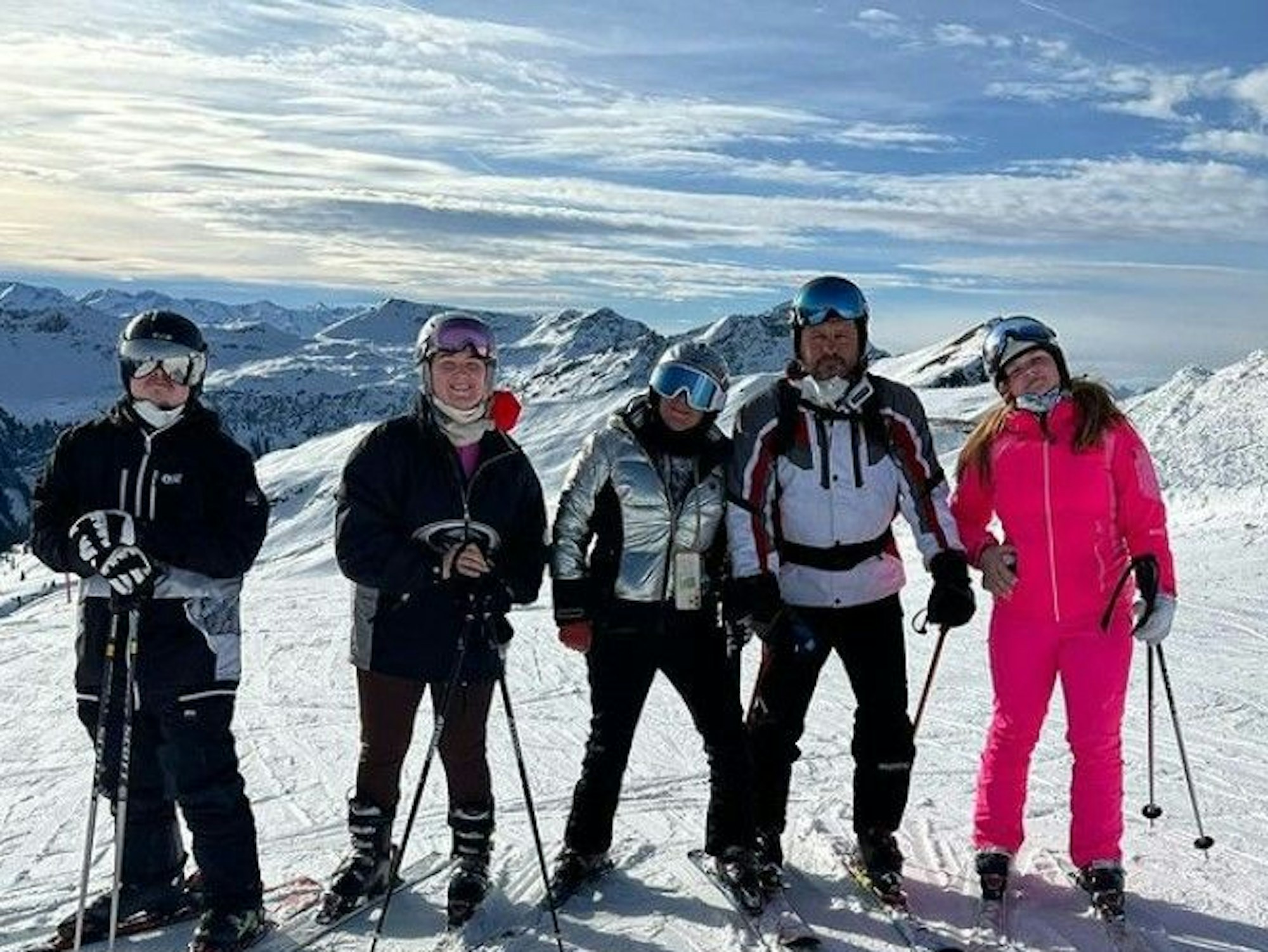 Steffen Baumgart posiert mit seiner Frau und seinen drei Kindern im Skigebiet von Saalbach Hinterglemm.