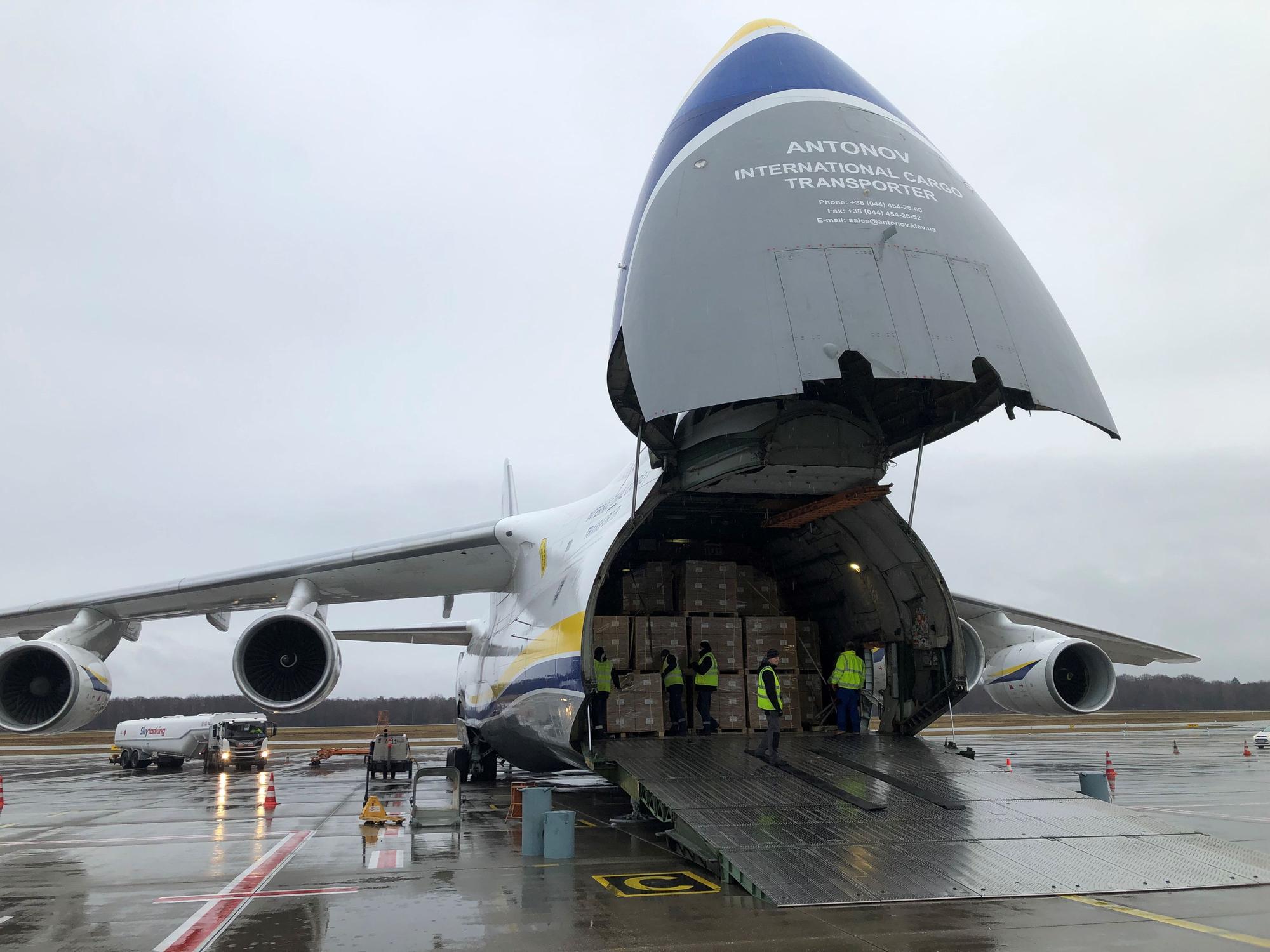 Antonov 124 auf dem Rollfeld mit offener Klappe und Blick auf die Kisten im Frachtraum.