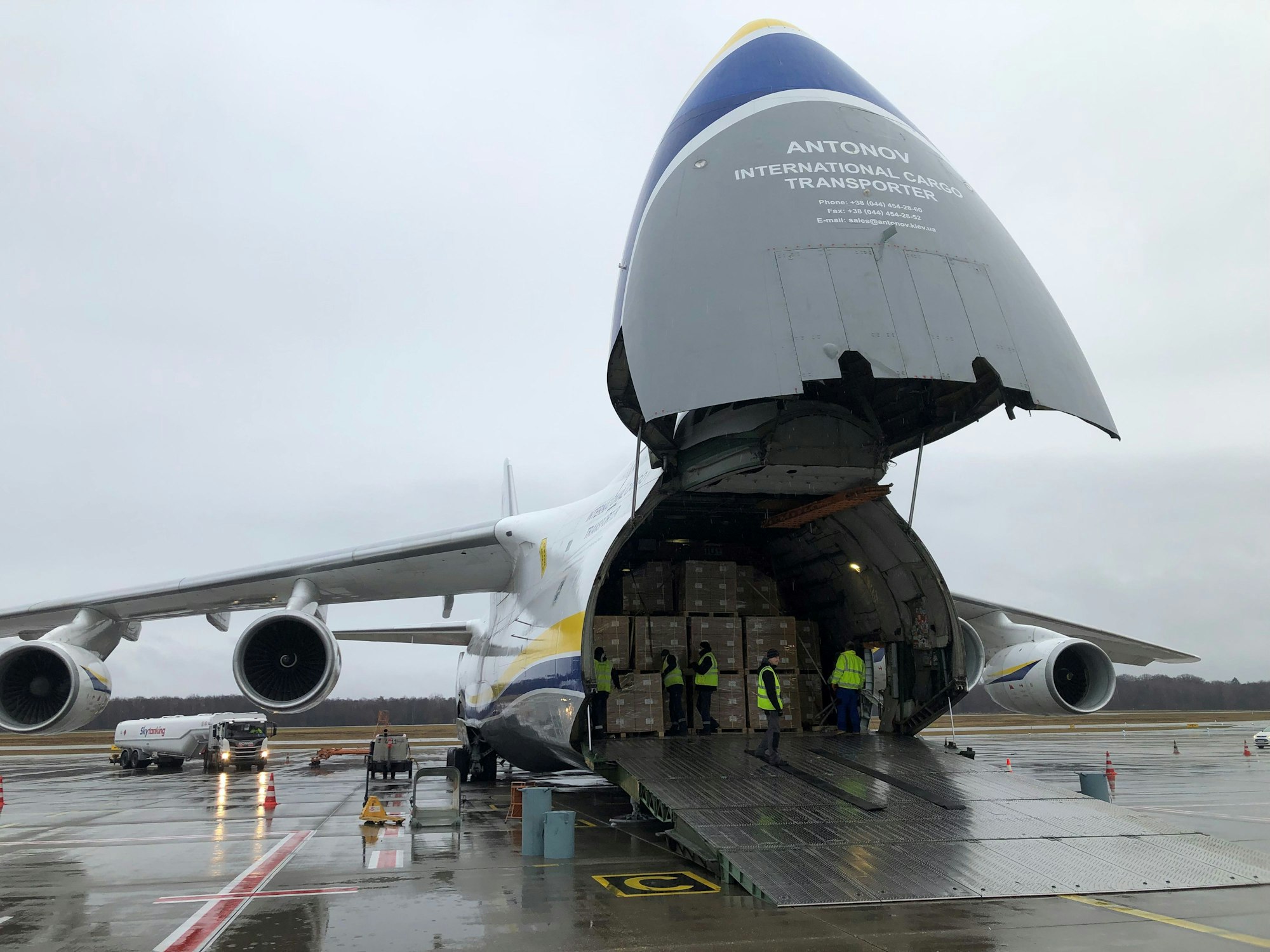 Antonov 124 auf dem Rollfeld mit offener Klappe und Blick auf die Kisten im Frachtraum.