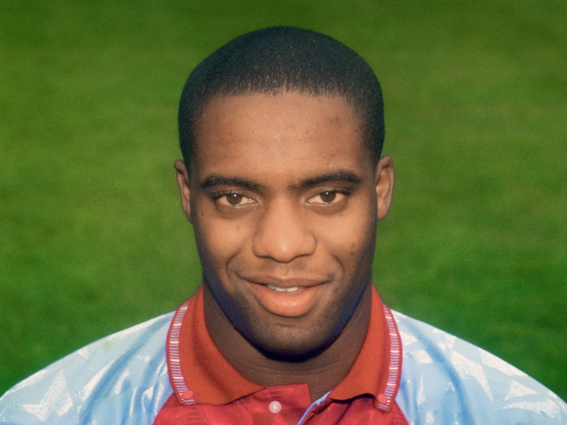 Dalian Atkinson im Trikot von Aston Villa.