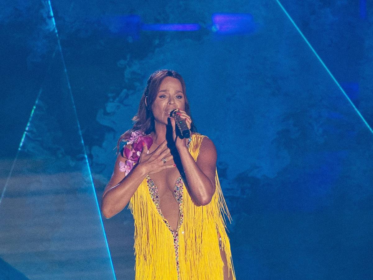 Sängerin Andrea Berg steht auf der Bühne zur großen Schlagerstrandparty zum 40. Geburtstag von Florian Silbereisen.