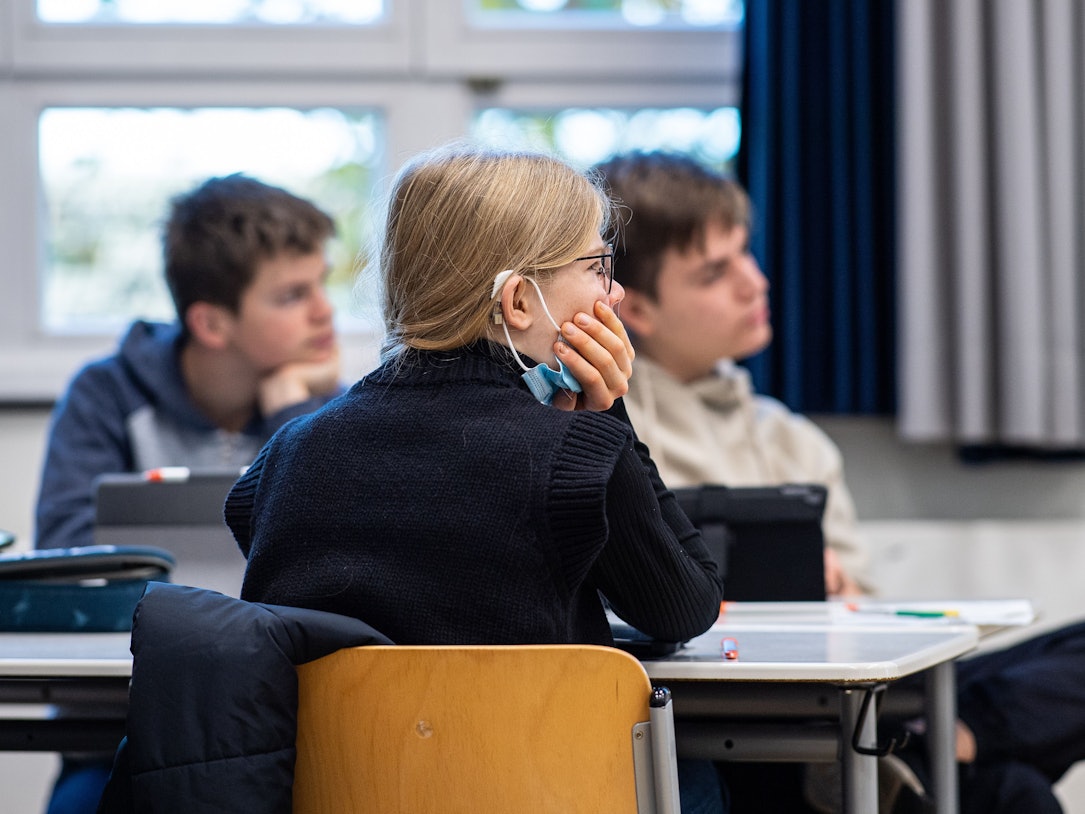 In der 9. Klasse der Gesamtschule in Münster hat eine Schülerin ihre Maske unter das Kinn gezogen.