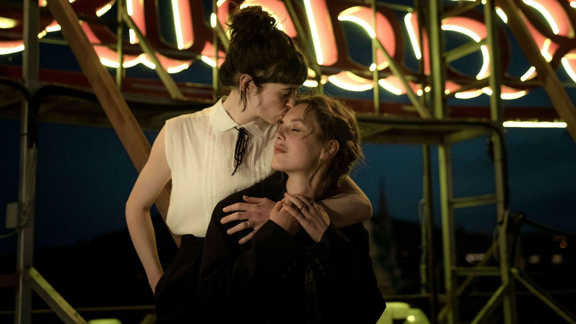 Hedi (Valerie Stoll, r) und Fritzi (Lia von Blarer) genießen den Augenblick in einer Szene der Folge 3 der Serie „Eldorado KaDeWe“. Die Folge läuft am 27.12.2021 um 21.45 Uhr in der ARD.