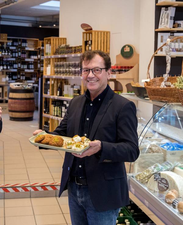 Julia Höffer und Stergios Liolidis in ihrem neuen Feinkostladen „Emporio Milos“.