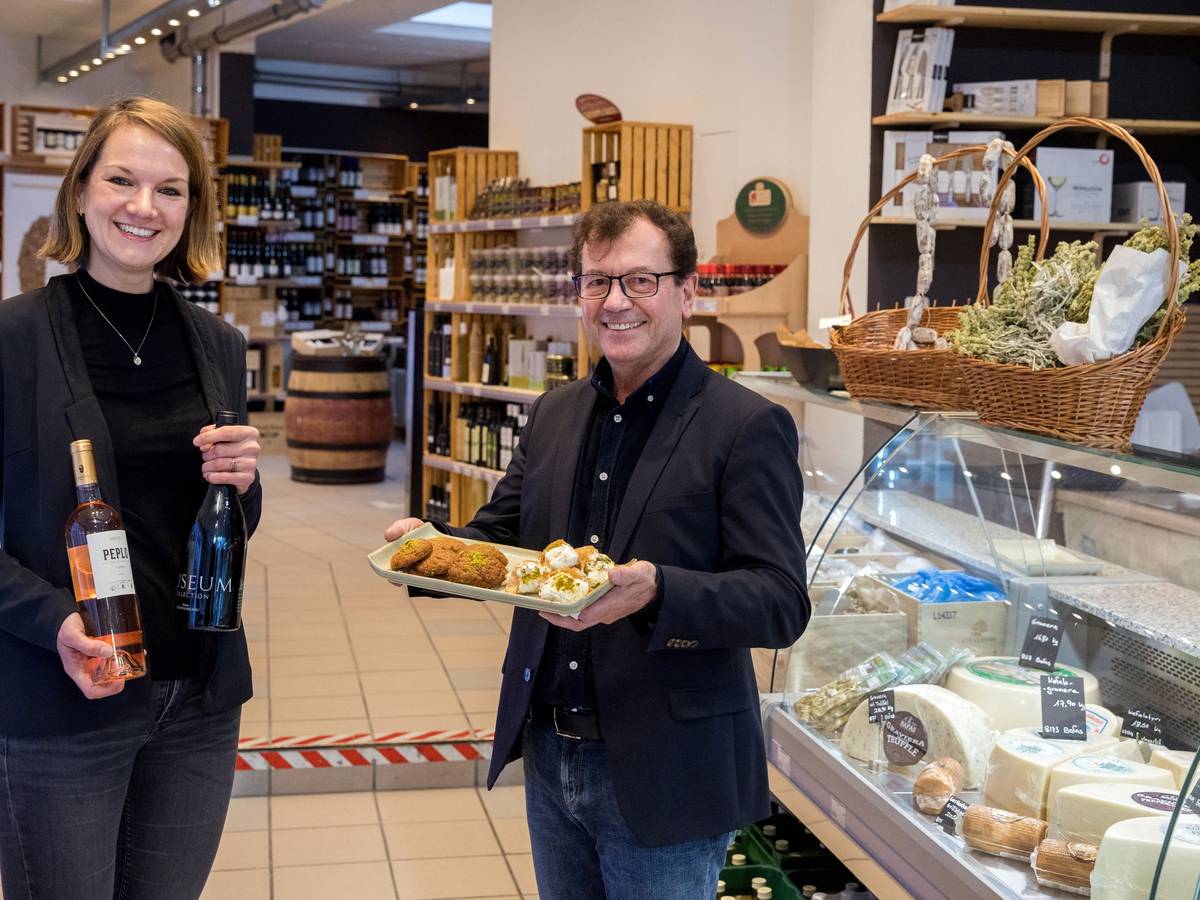Julia Höffer und Stergios Liolidis in ihrem neuen Feinkostladen „Emporio Milos“.