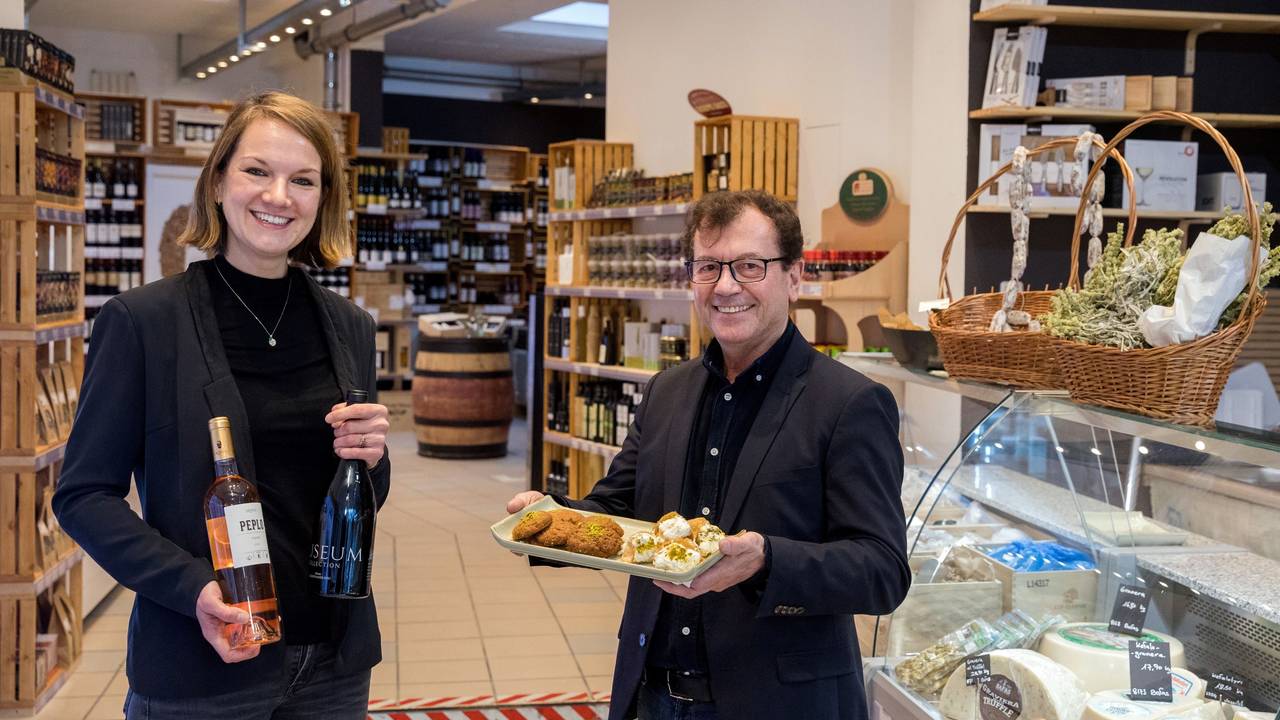 Julia Höffer und Stergios Liolidis in ihrem neuen Feinkostladen „Emporio Milos“.