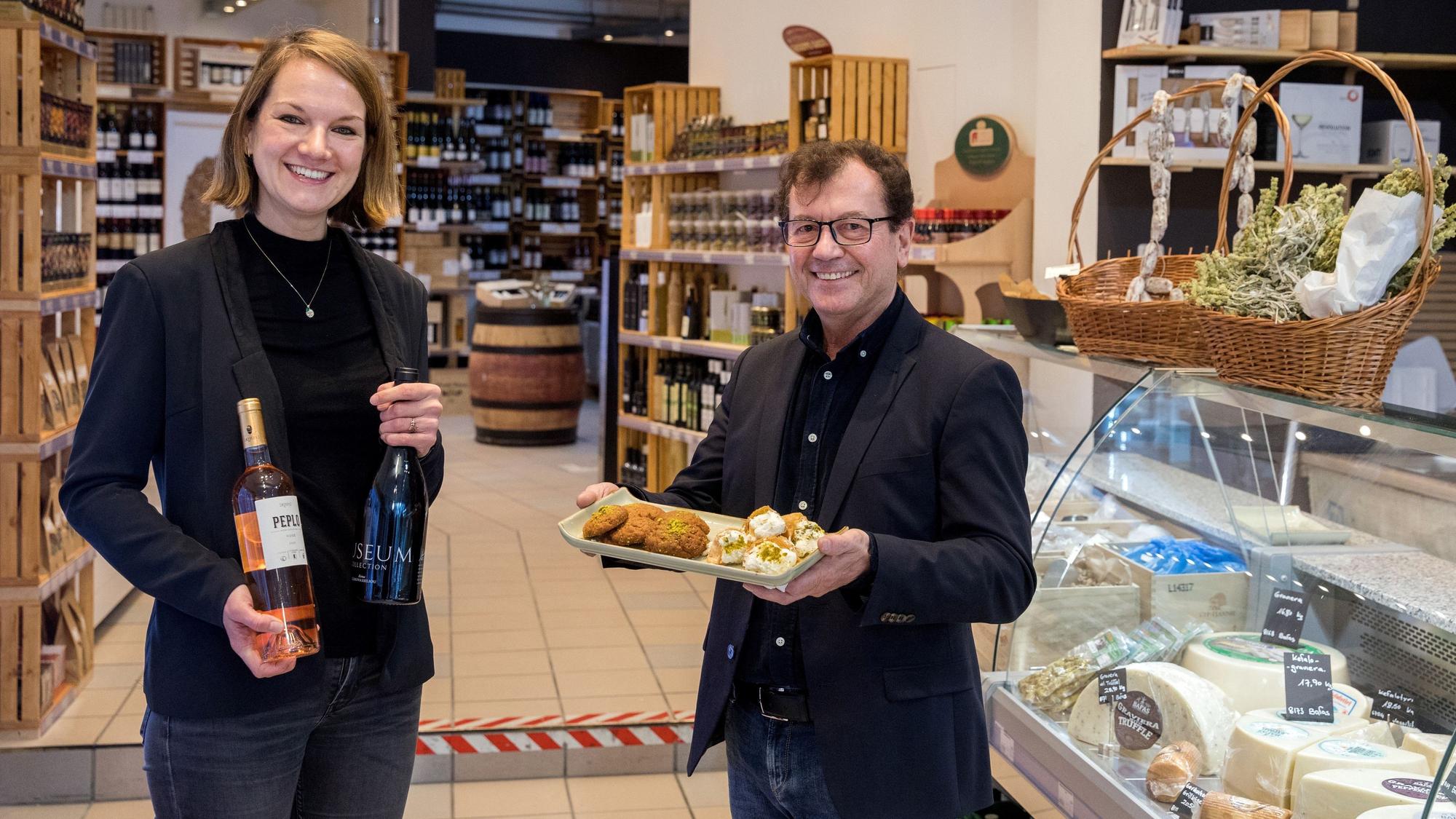 Julia Höffer und Stergios Liolidis in ihrem neuen Feinkostladen „Emporio Milos“.