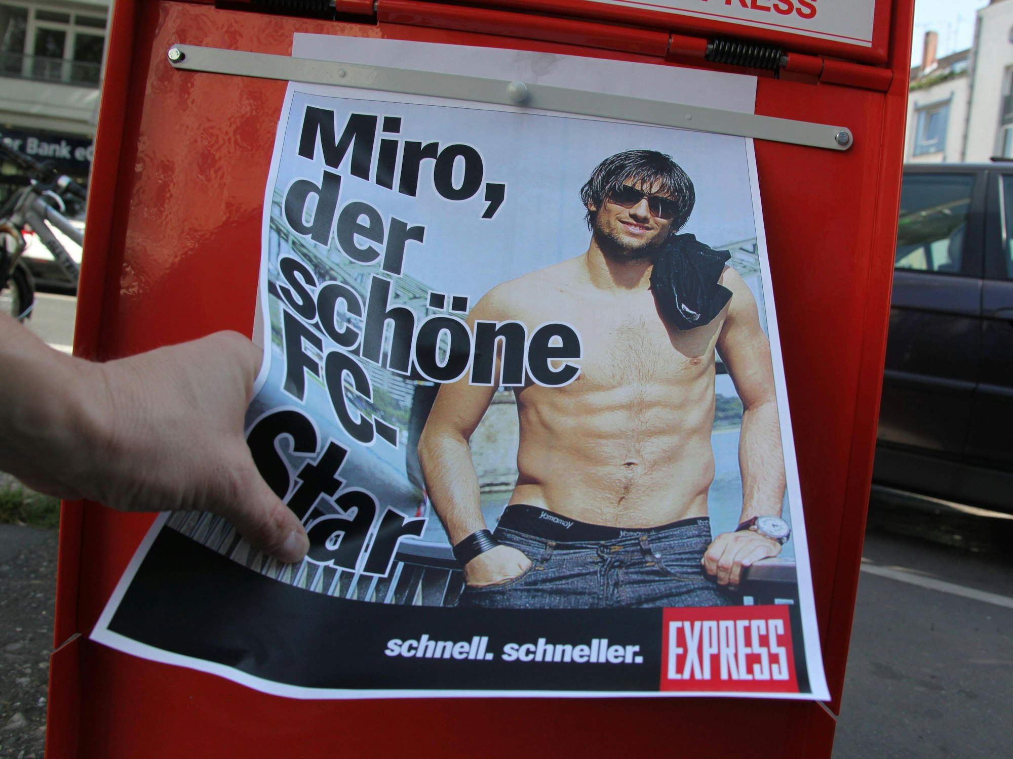 Das Express-Cover ist zu sehen. Darauf befindet sich Miro Varvodic, der oberkörperfrei ist.