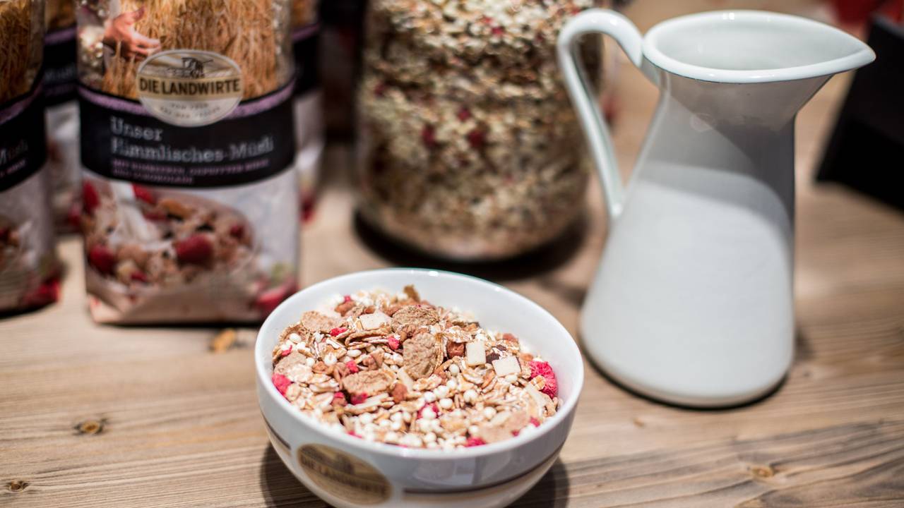 Eine Schale mit Müsli steht am 10. Oktober 2015 in Köln (Nordrhein-Westfalen) auf einem Stand bei der internationalen Ernährungsmesse „Anuga“.