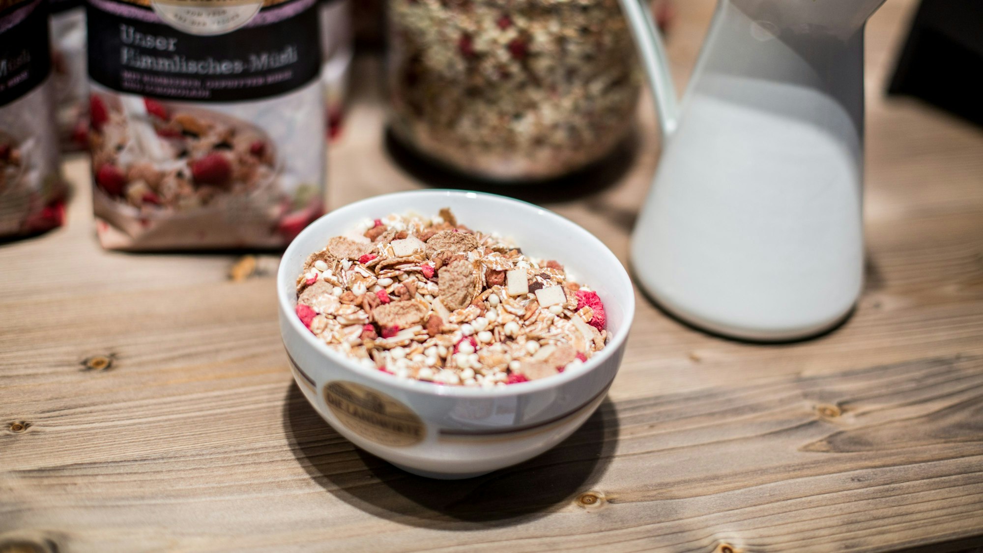 Eine Schale mit Müsli steht am 10. Oktober 2015 in Köln (Nordrhein-Westfalen) auf einem Stand bei der internationalen Ernährungsmesse „Anuga“.