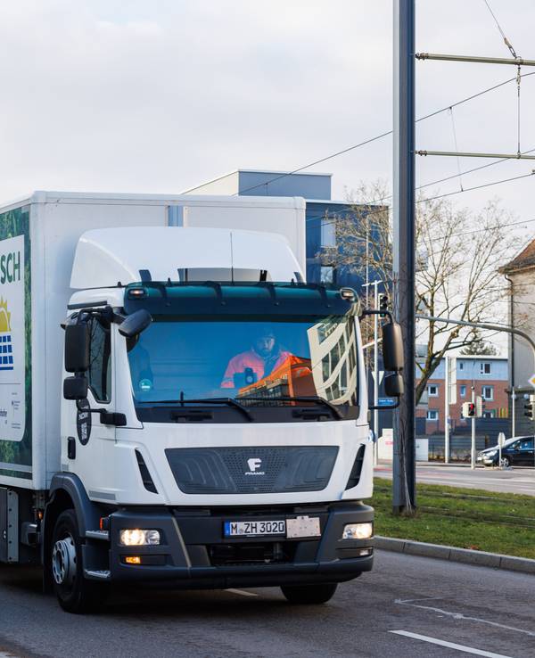 Ein vollständig elektrisch angetriebener Versuchs-LKW fährt am 20. Dezember 2021 durch Freiburg.