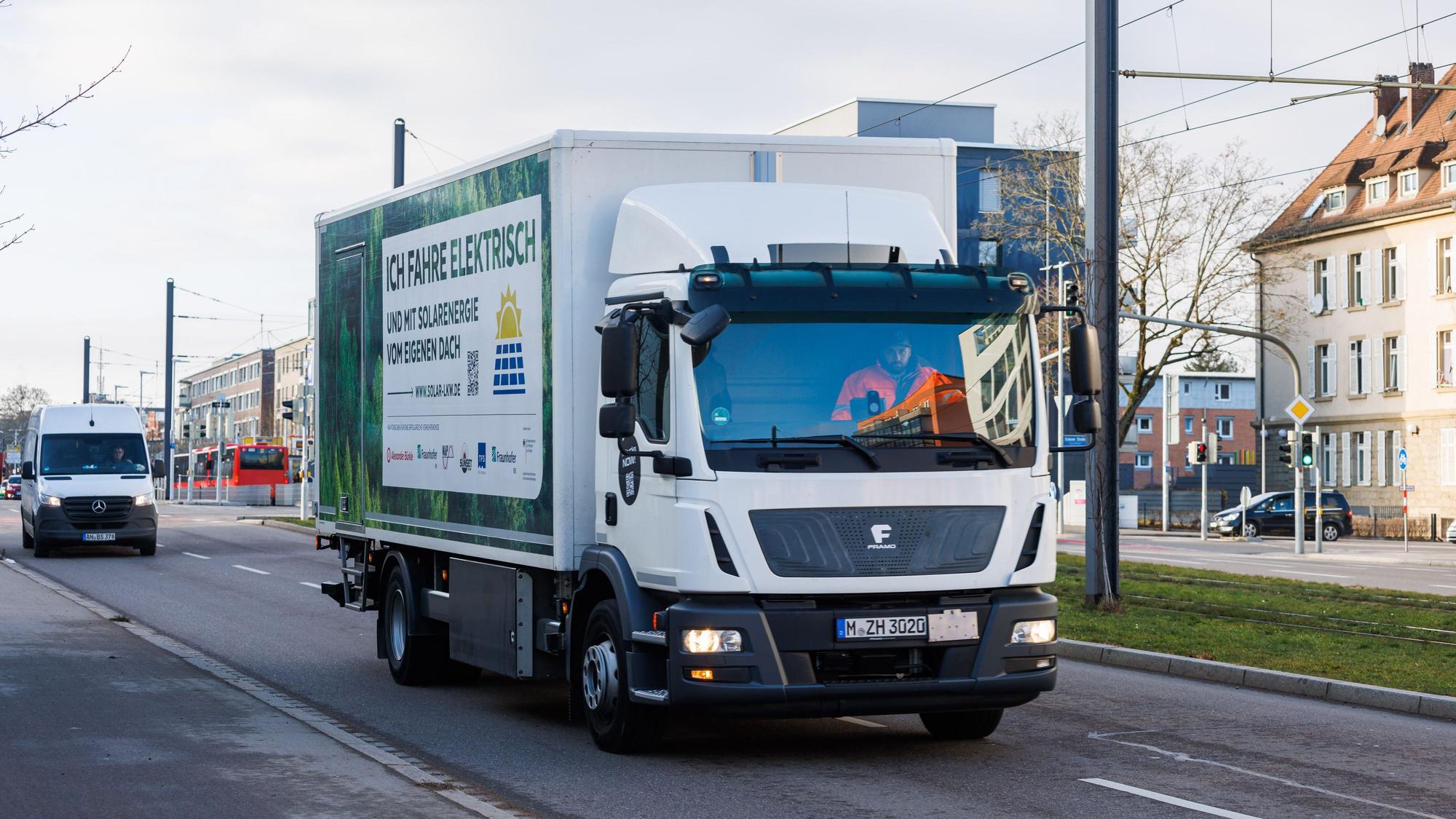 Ein vollständig elektrisch angetriebener Versuchs-LKW fährt am 20. Dezember 2021 durch Freiburg.