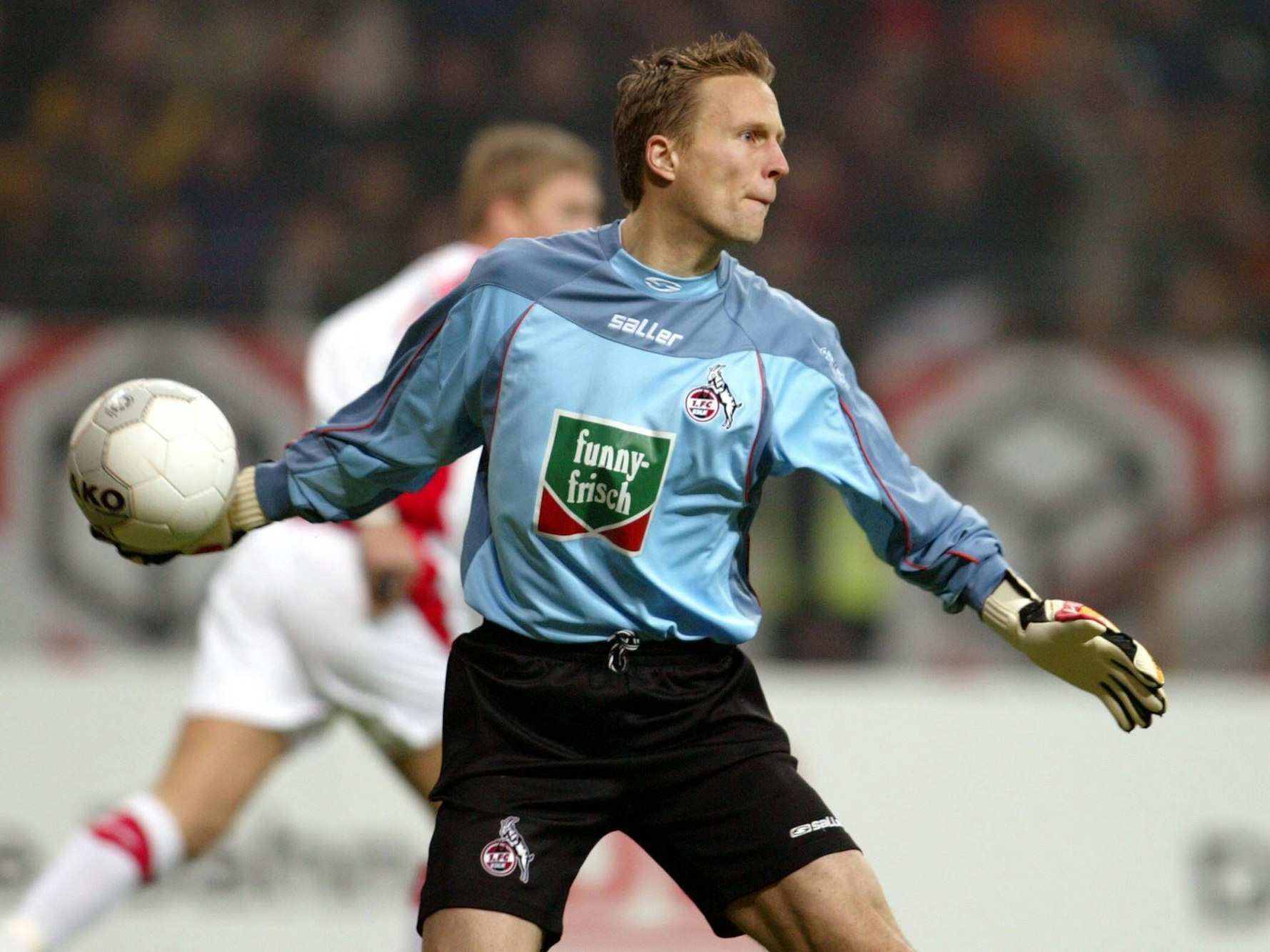 Alexander Bade wirft den Ball nach vorne.