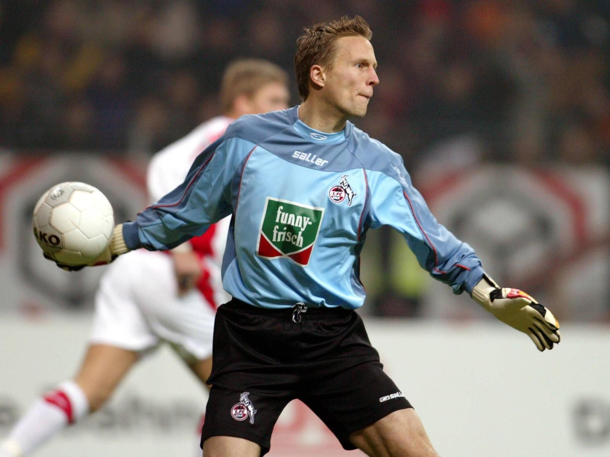 Alexander Bade wirft den Ball nach vorne.