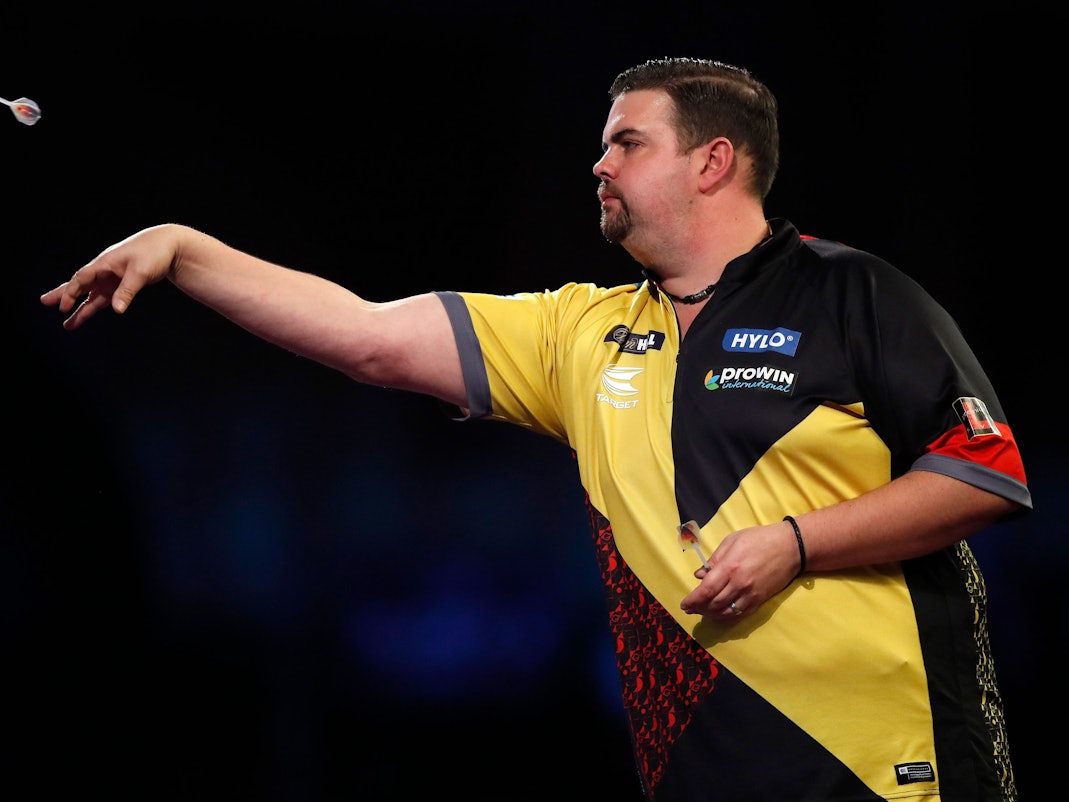 Gabriel Clemens wirft einen Dartpfeil.