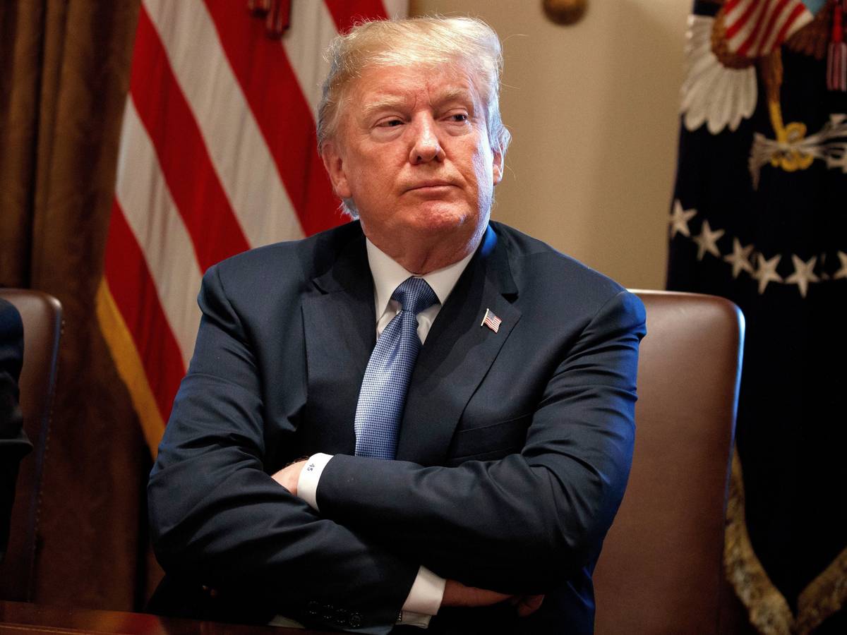 Donald Trump, damaliger Präsident der USA, verfolgt mit verschränkten Armen am 21.06.2018 eine Kabinettssitzung im Weißen Haus.