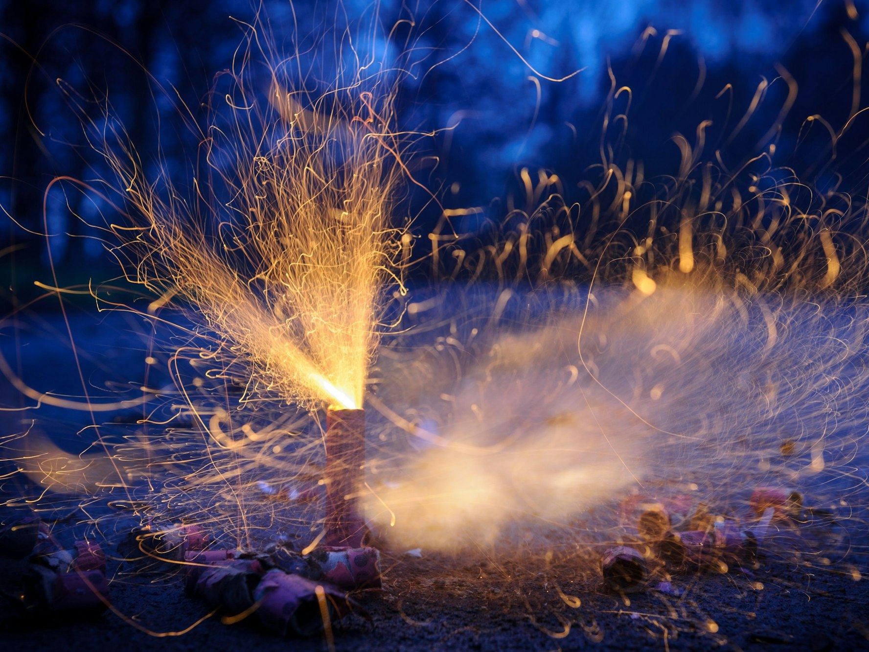Böller explodieren bei Anbruch der Dunkelheit.